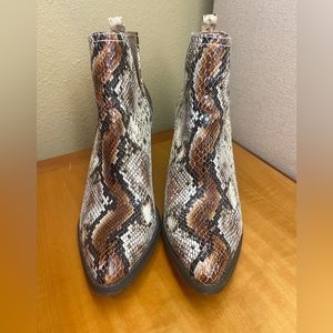 Skin Bootie, size 7
